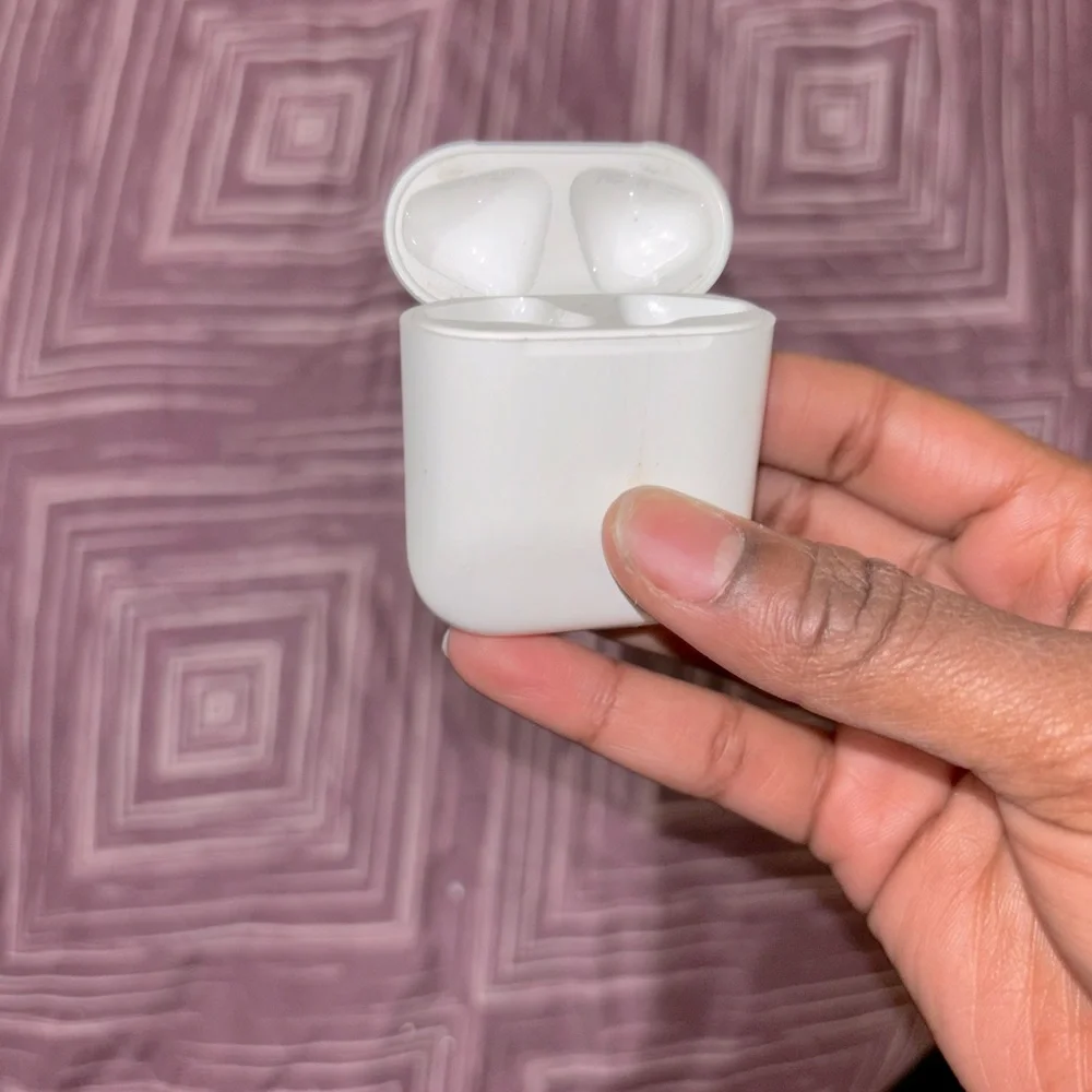 Apple AirPods Gen 1 charging case (case only)
